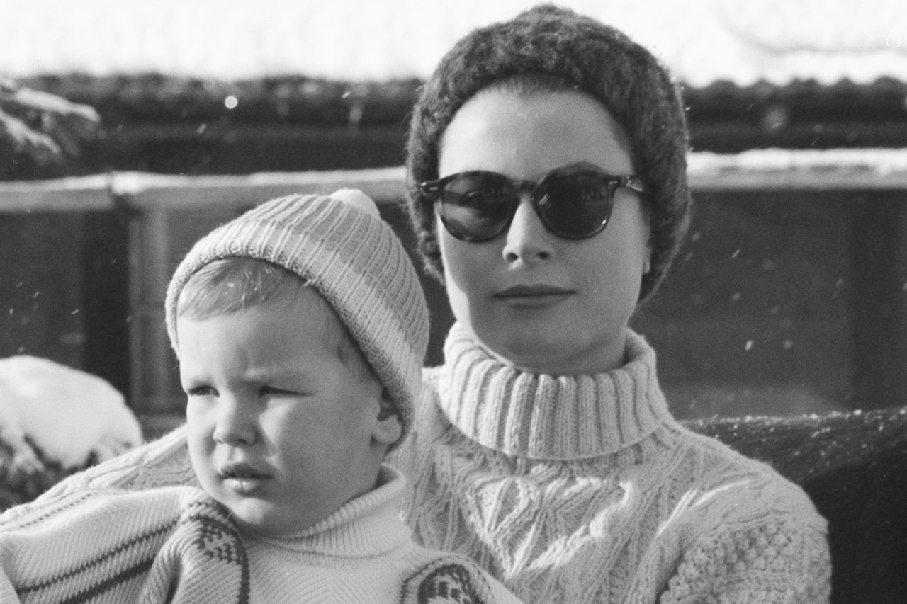 La princesse Grace de Monaco avec son fils, le prince Albert II, lors des vacances au ski à Gstaad en Suisse.