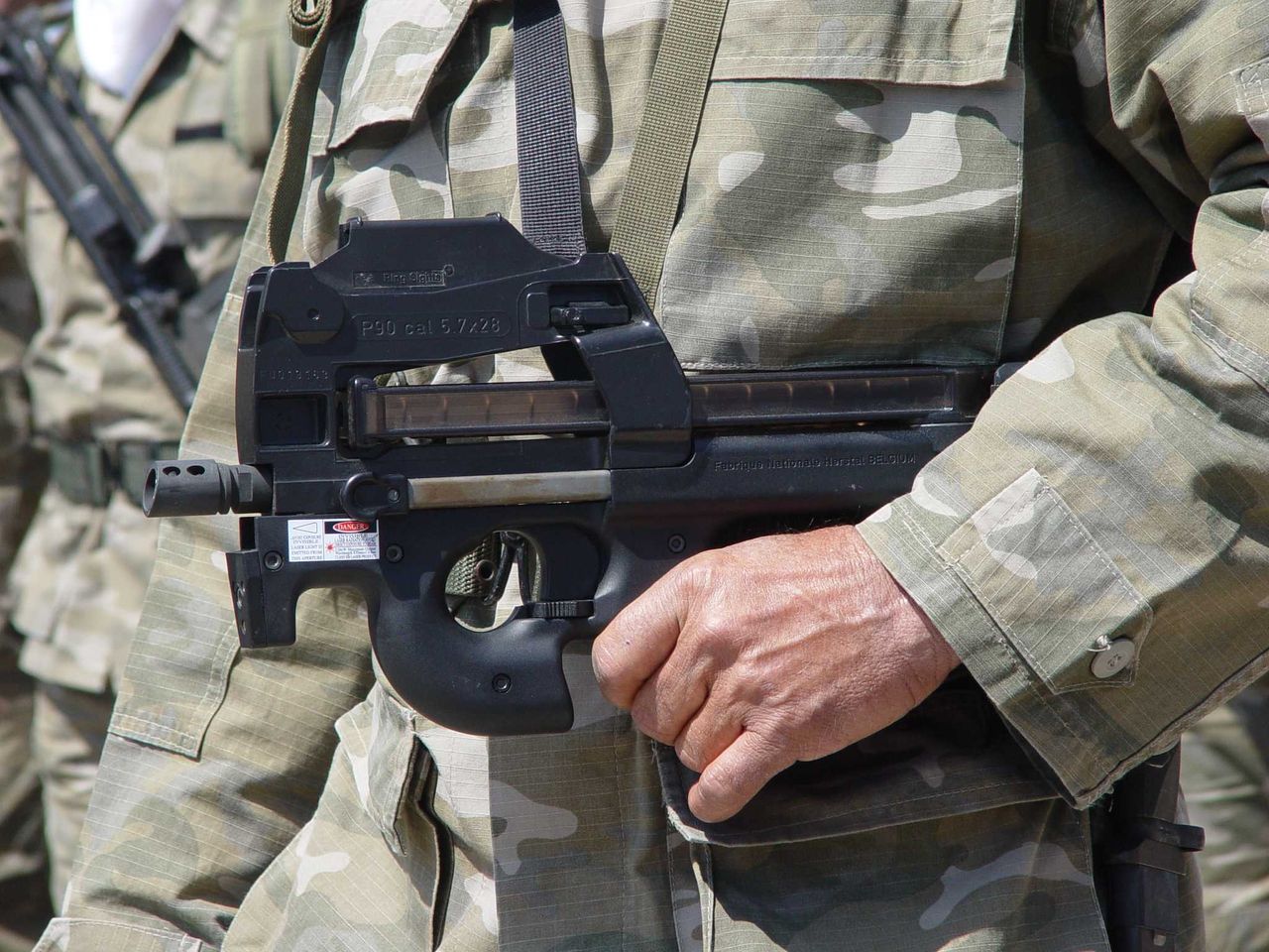 FN P90