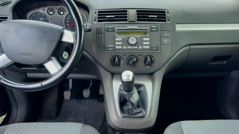 Is it illegal to use a gear shift without letters or numbers?