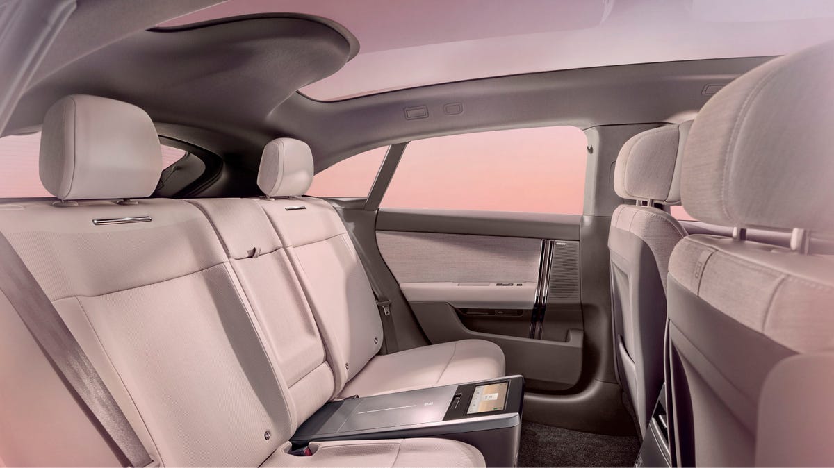 View Photos of the Land Rover Range Rover GT