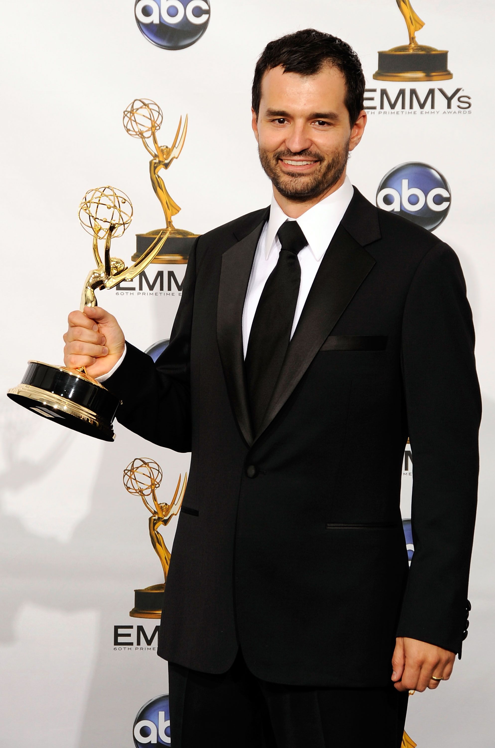 Yaitanes poses with his Emmy for Best Directing for House in 2008.