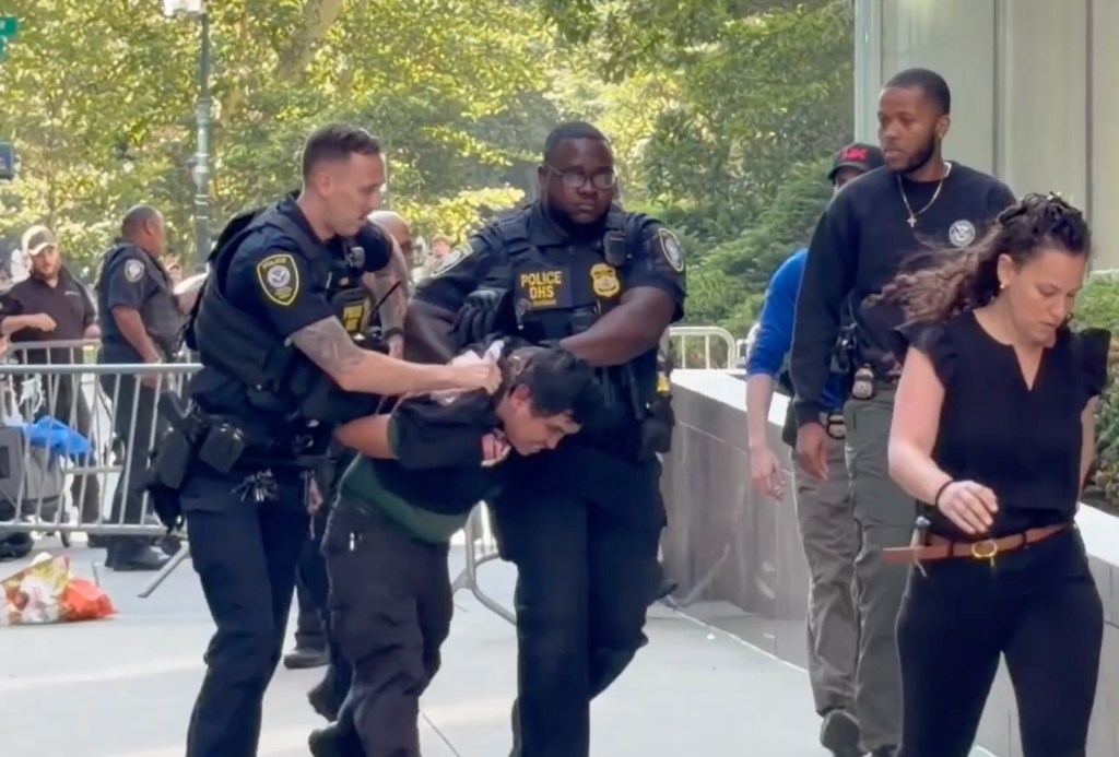 Crazed army veteran who set fire outside NYC ICE HQ eyed other Big Apple sites first: feds