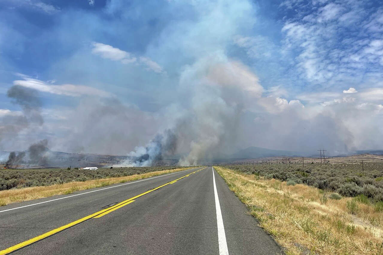 2 massive California wildfires erupt near Highway 395 amid 'erratic winds'