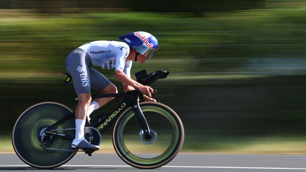 Tom Pidcock uses $995 vasocooling mitts in the latest Tour de France heat mitigation strategy