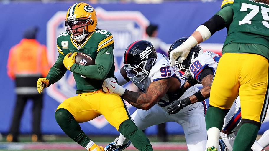 Green Bay Packers running back Josh Jacobs (8) runs the ball against New York Giants defensive tackle Roy Robertson-Harris.