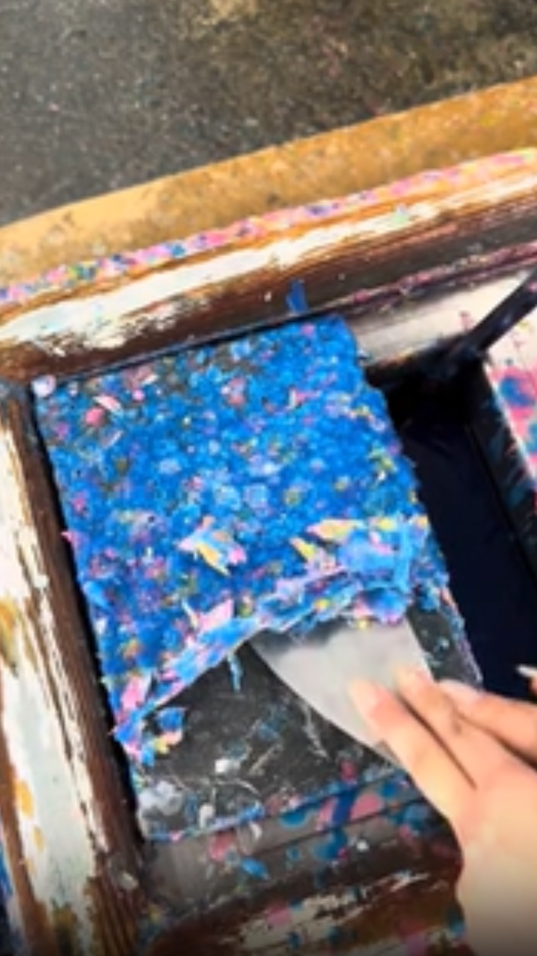 Satisfying wax slate marks create a relaxing visual experience