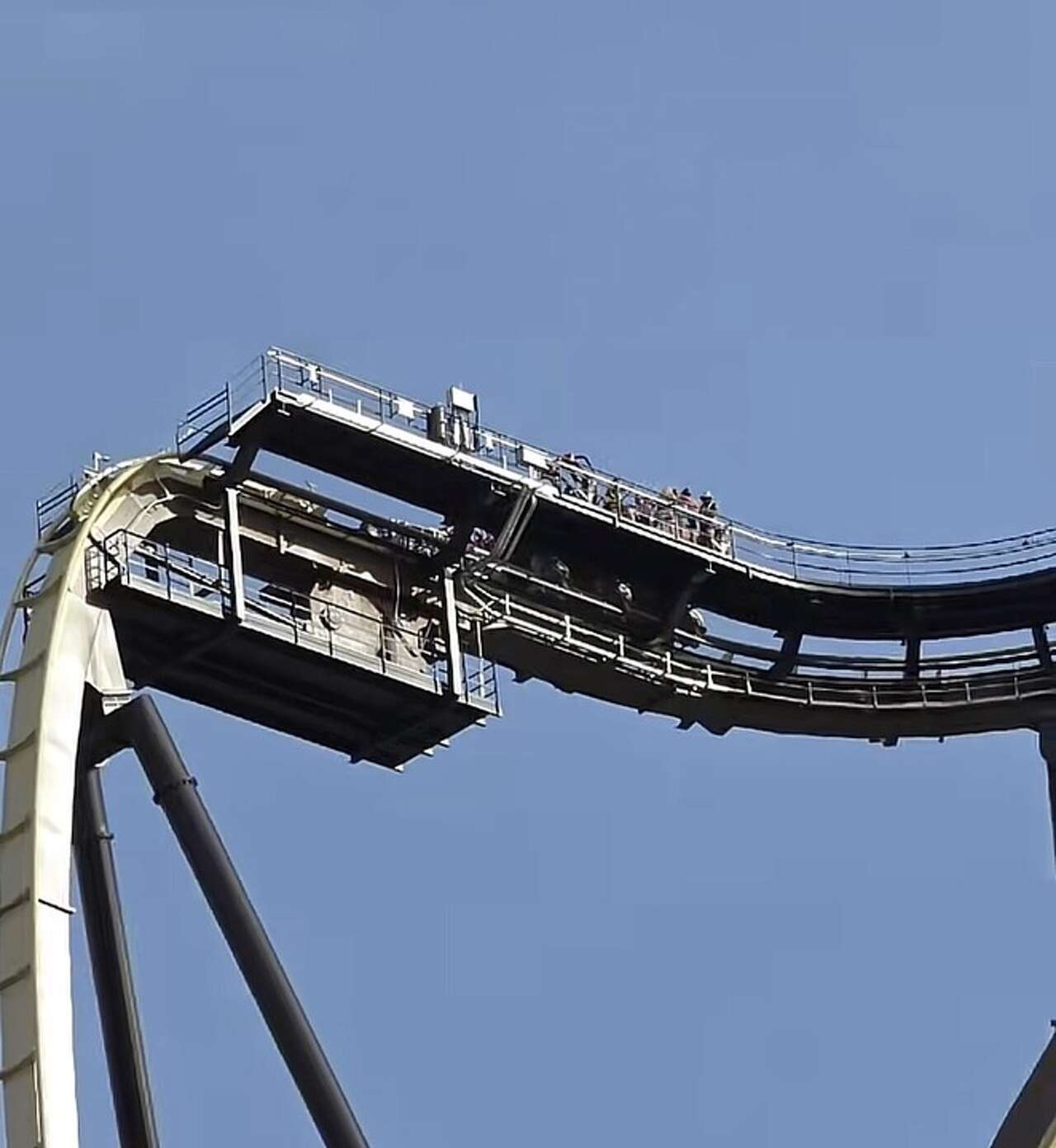 New record-breaking Six Flags coaster faces stuck-rider complaints