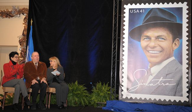 (L-R) US entertainer Frank Sinatra's chi