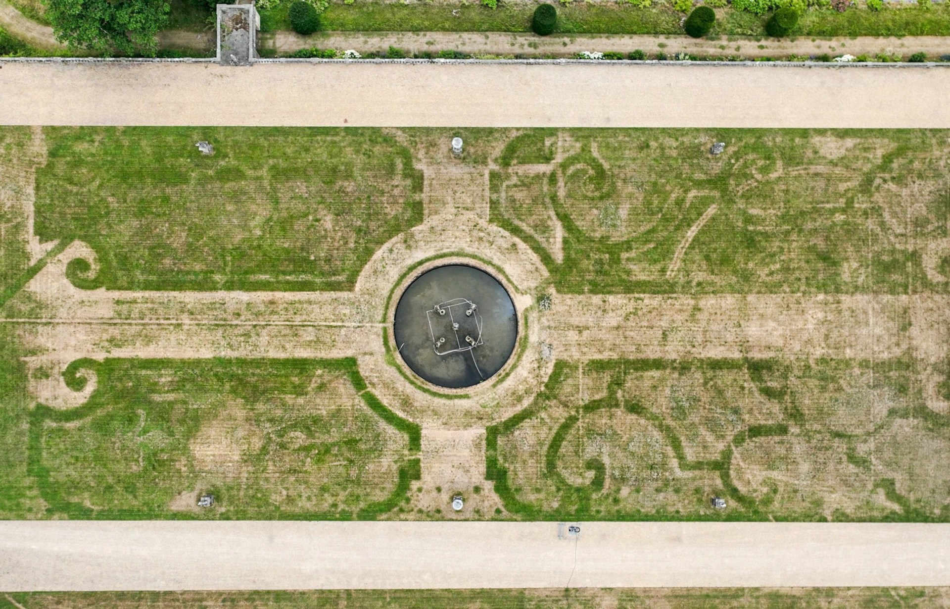 Heatwave reveals secret garden lost for 350 years at stately home