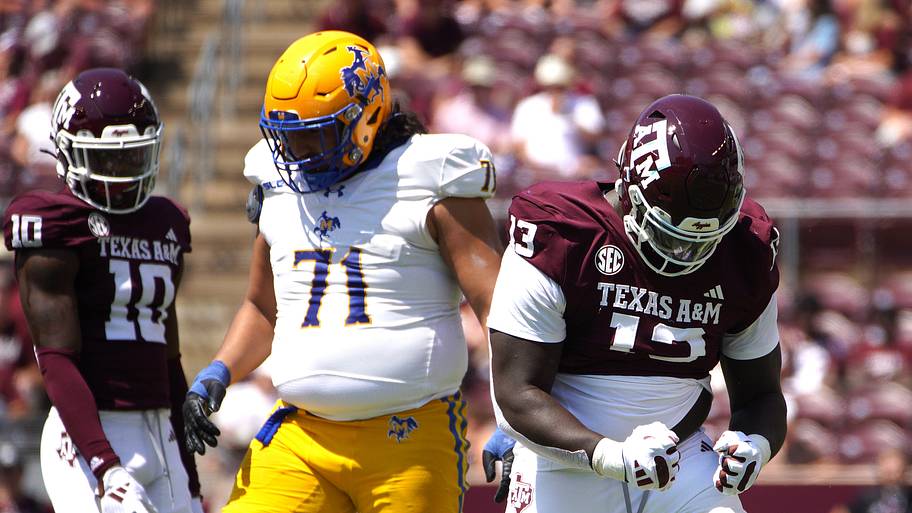 Texas A&M Aggies defensive lineman DJ Hicks