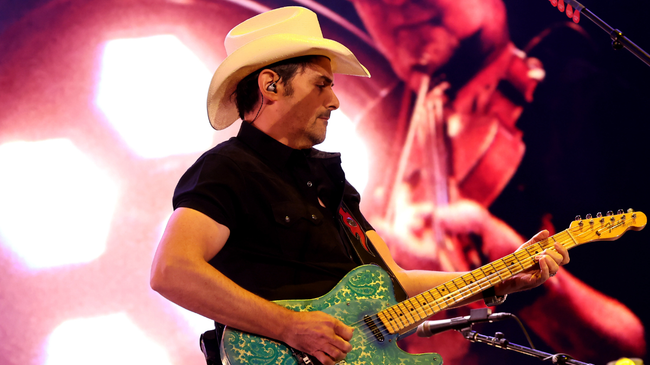 Watch Brad Paisley Surprise Bar Crowd, Deliver Pop-Up Show