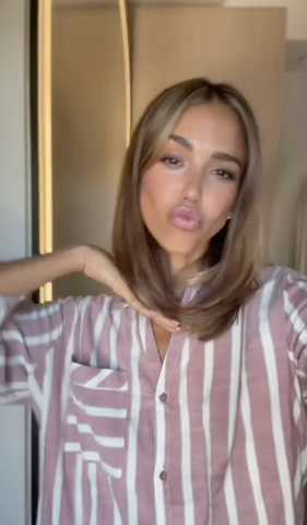 Jessica Alba posing with short haircut