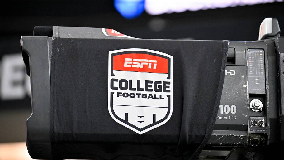 No. 1 uncommitted DL sets commitment date amid push from two college football powers