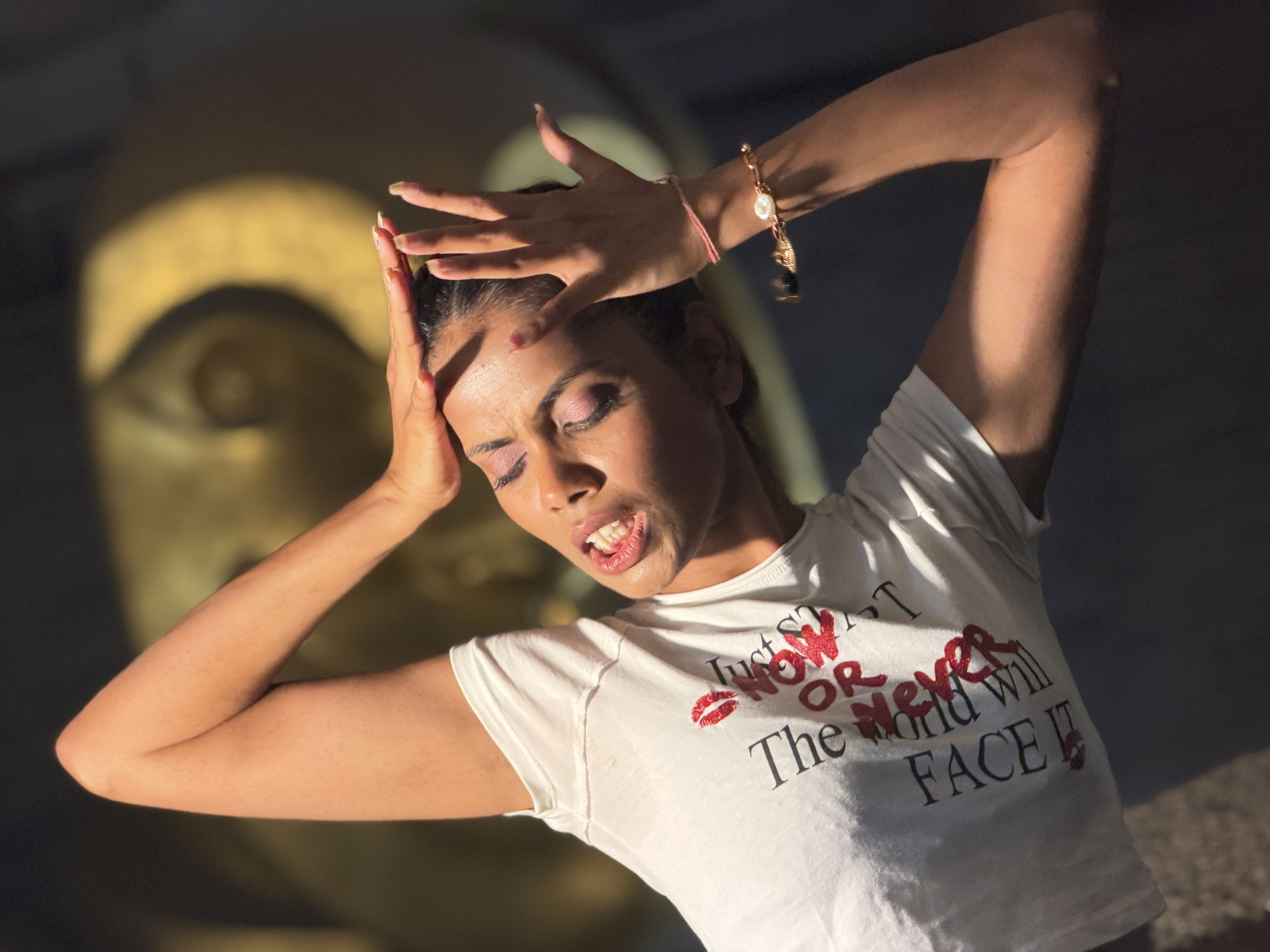 Shot taken with the FS60B sporting the white rubber softbox that sits on the end of the reflector.