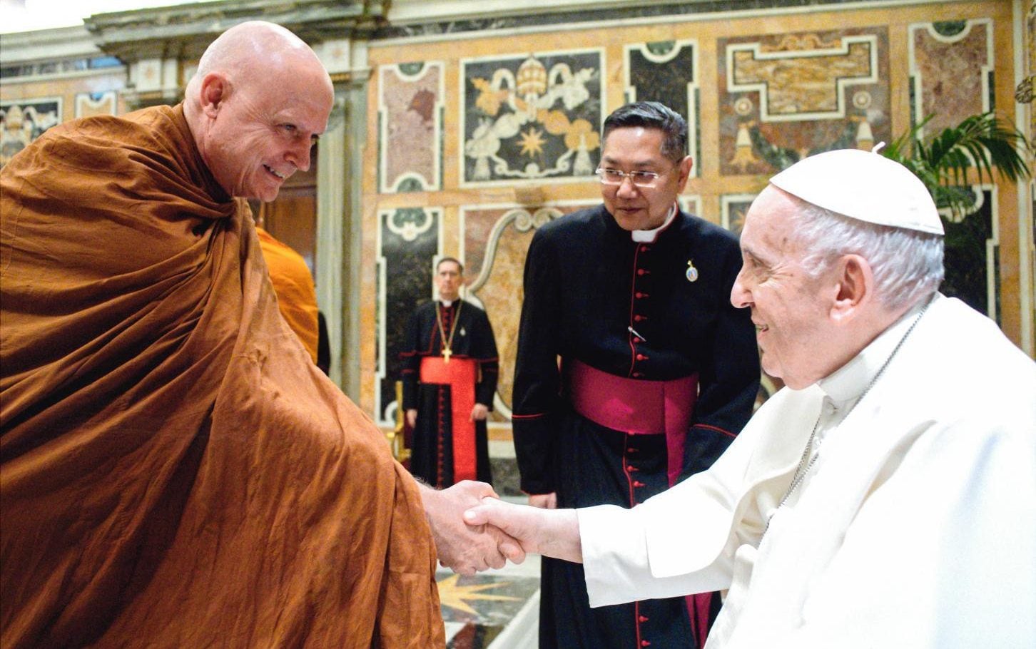 Ajahn Jayasaro meets Pope Francis.