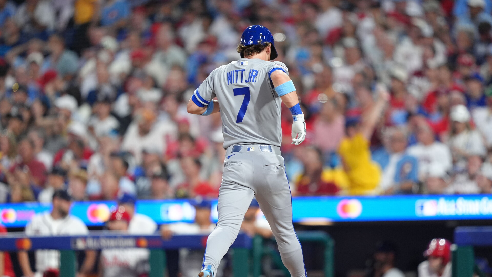 Royals All-Star shortstop Bobby Witt Jr. leaves win over Giants with back tightness