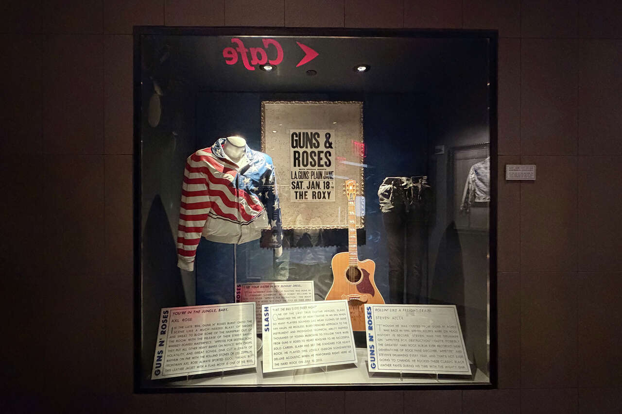 A grim night at LA's last Hard Rock Cafe, where music memories go to die