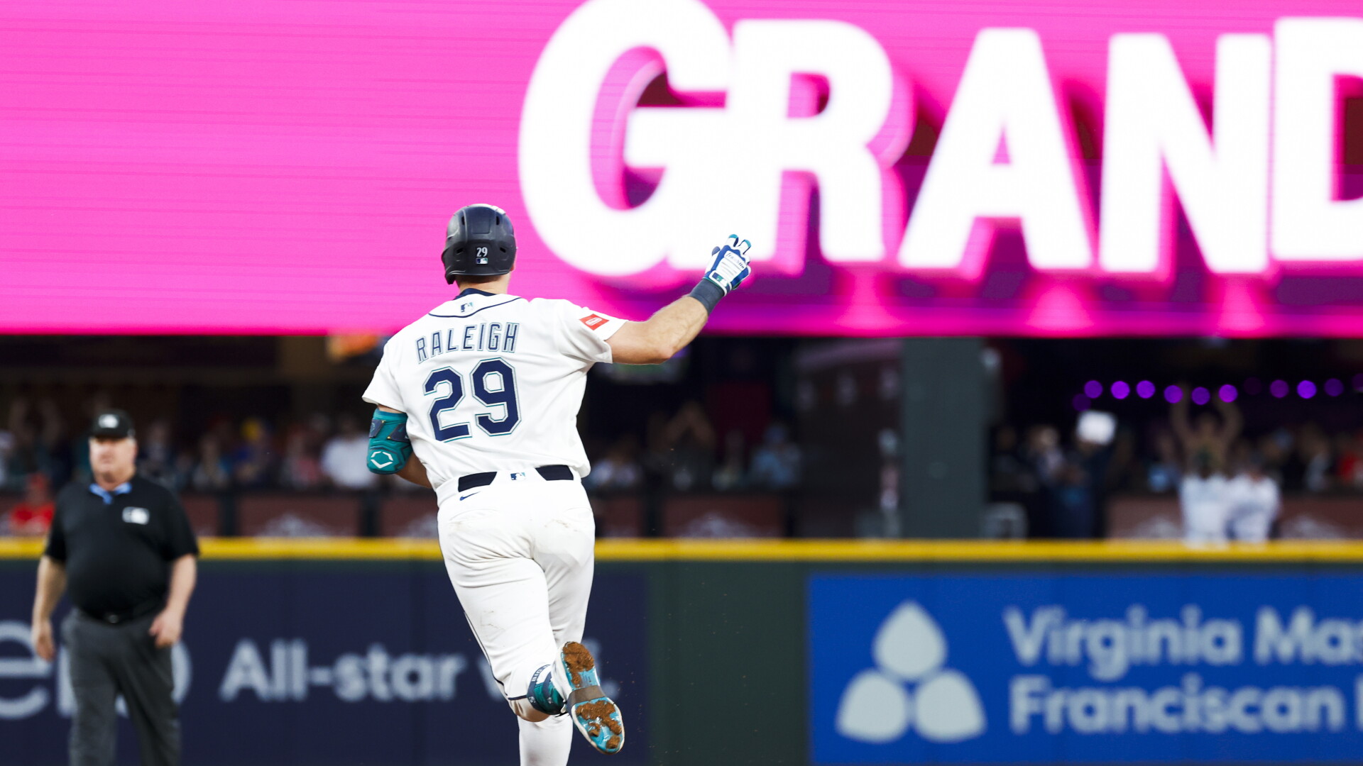 Reds intentionally load bases for slumping Mariners slugger Cal Raleigh, who makes Terry Francona pay