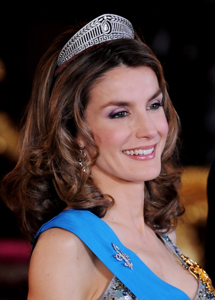 MADRID, SPAIN - APRIL 27: Princess Letizia of Spain attends a Gala Dinner honouring the French President Nicolas Sarkozy at the Royal Palace on April 27, 2009 in Madrid, Spain (Photo by Rogelio Pinate-Pool/Getty Images)