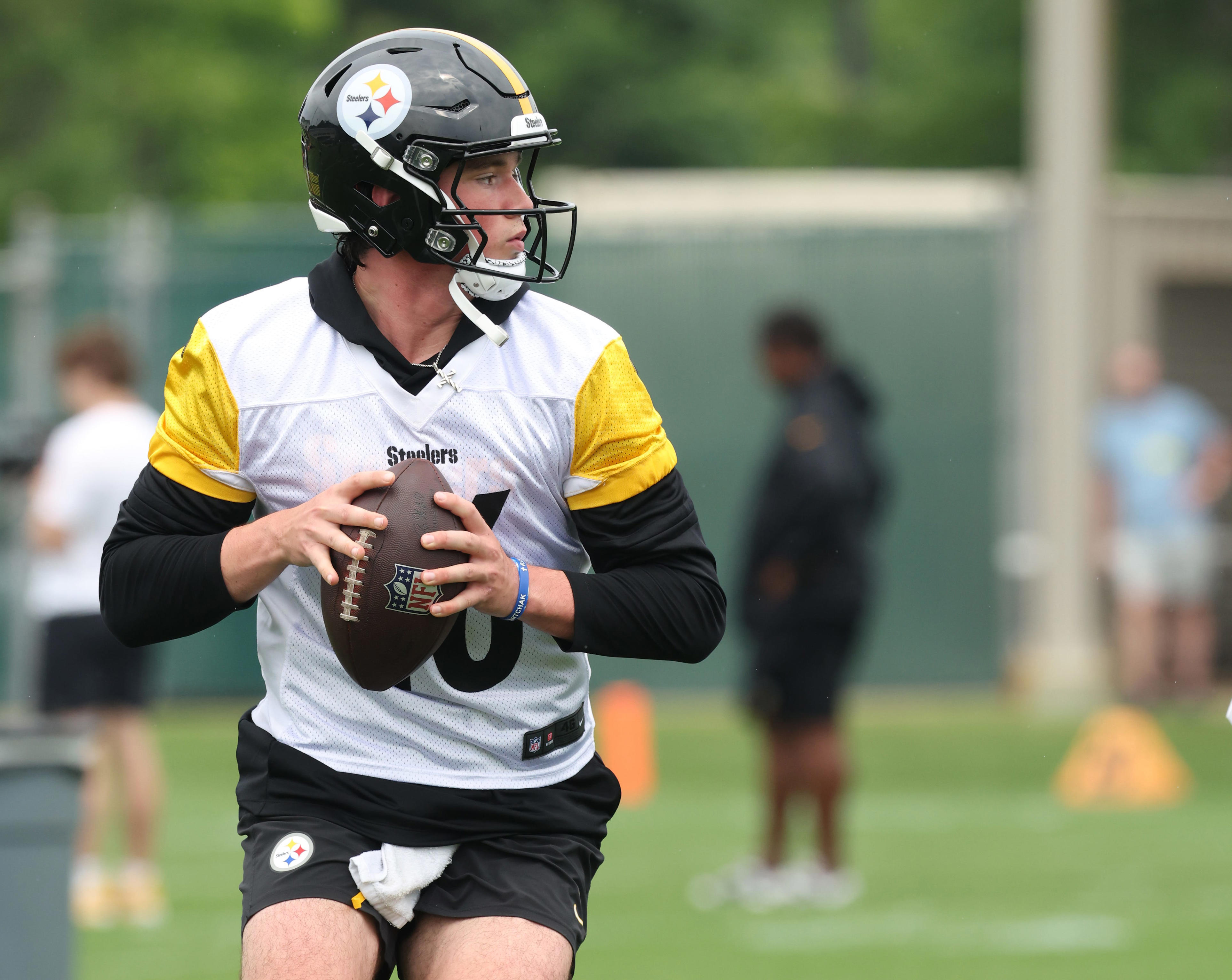Jun 9, 2026; Pittsburgh, PA, USA; Pittsburgh Steelers quarterback Drew Allar (16) participates in drills during Minicamp at UPMC Rooney Sports Complex. Mandatory Credit: Charles LeClaire-Imagn Images