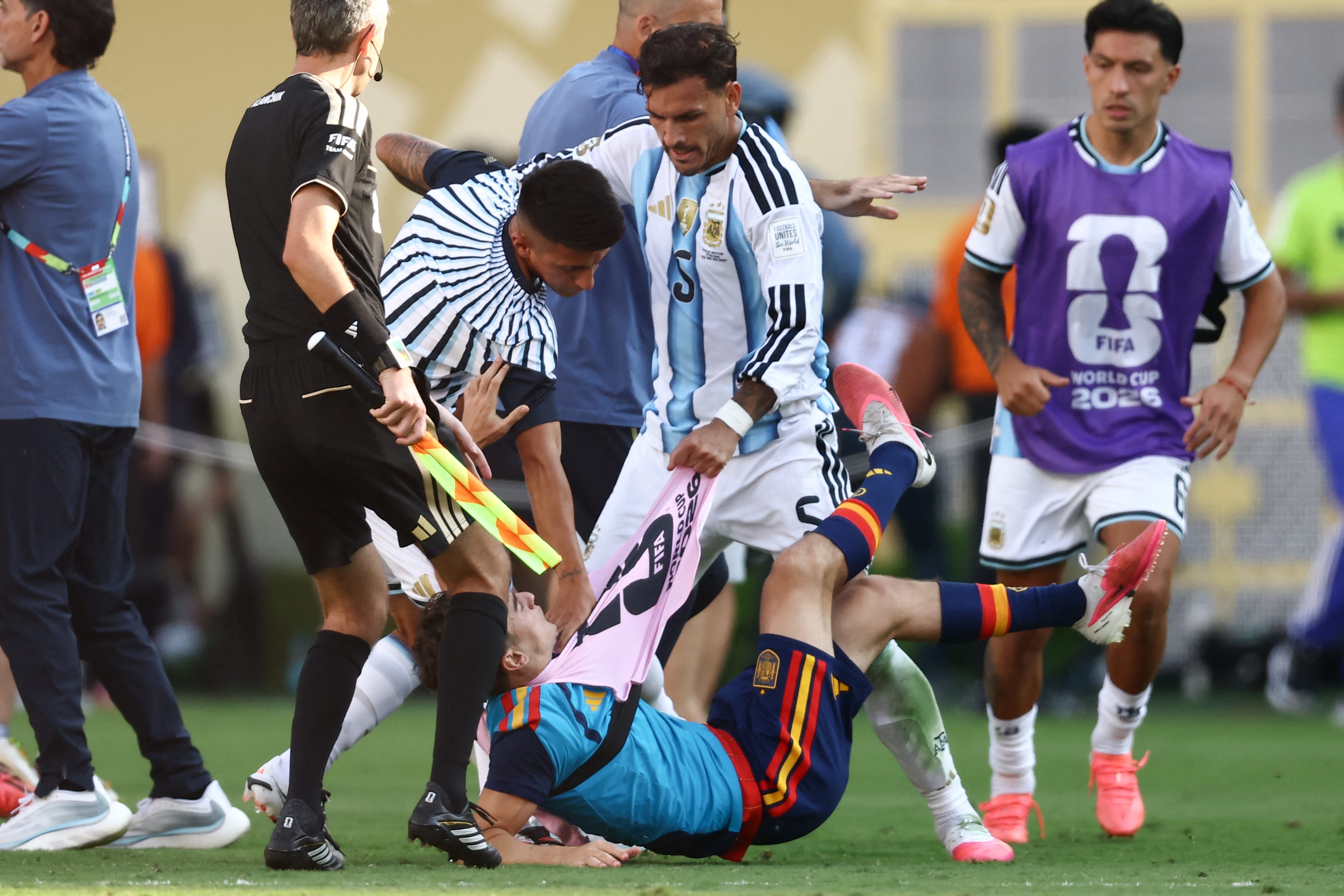 TOPSHOT - Argentina's midfielder #05 Leandro Paredes (top) clashes with Spain's midfielder #09 Gavi during the 2026 World Cup football tournament final match between Spain and Argentina at the New York/New Jersey Stadium in East Rutherford on July 19, 2026.
