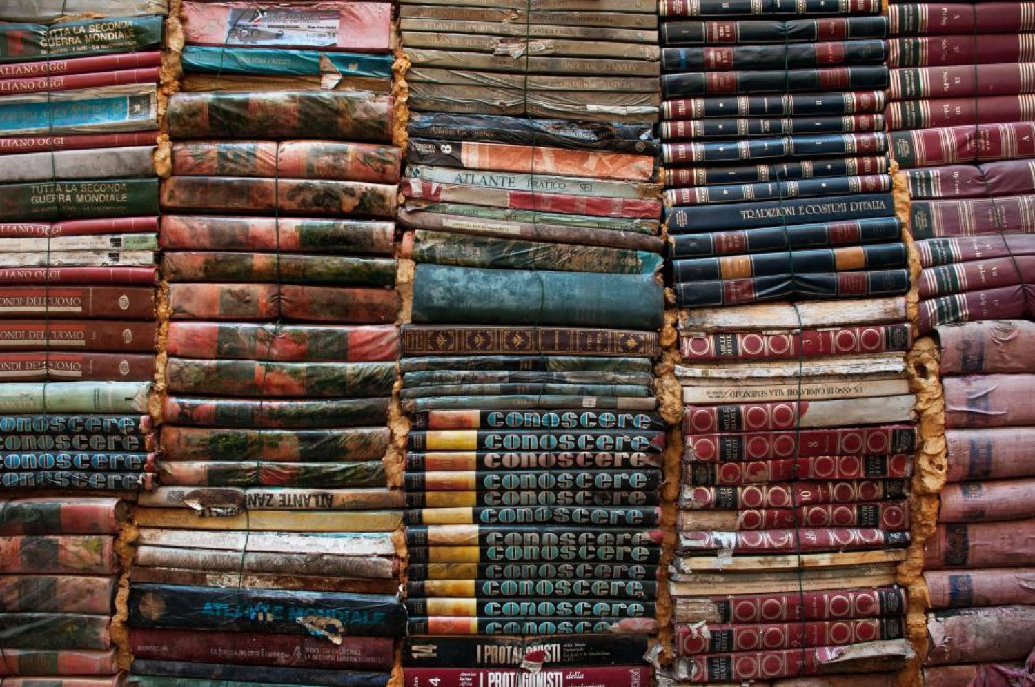 AI Companies Are Still Buying Up Old Books by the Pallet – Then Shredding Them