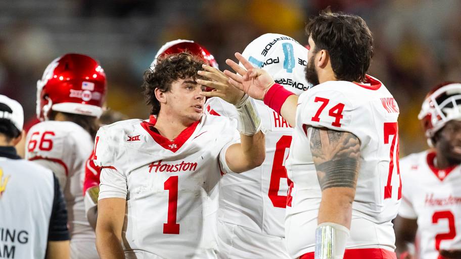Houston Cougars quarterback Conner Weigman (1)