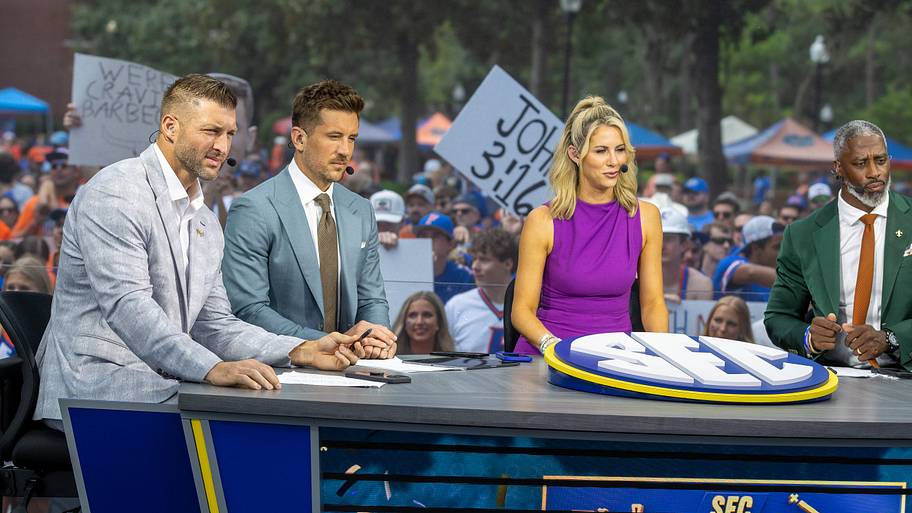 Former Florida quarterback Tim Tebow with his SEC Nation colleagues
