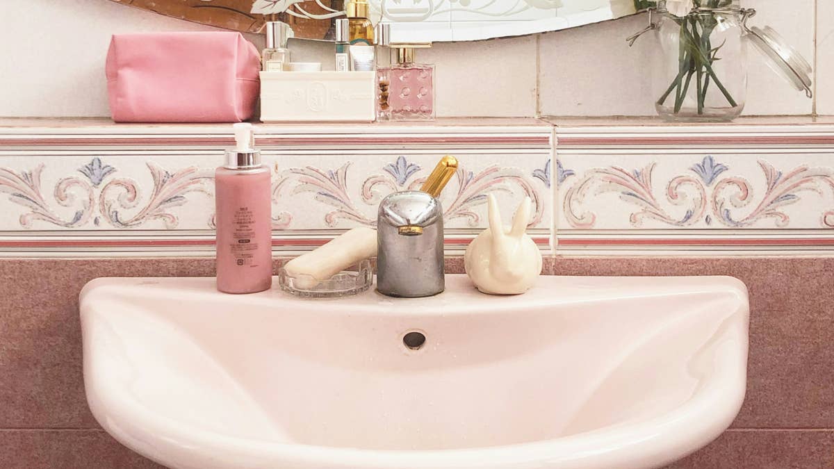 How a TikToker transformed her vintage pink bathroom without demolition