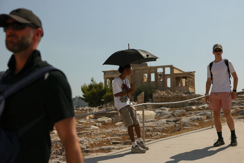 Heatwave hits Greece at the heart of the tourist season