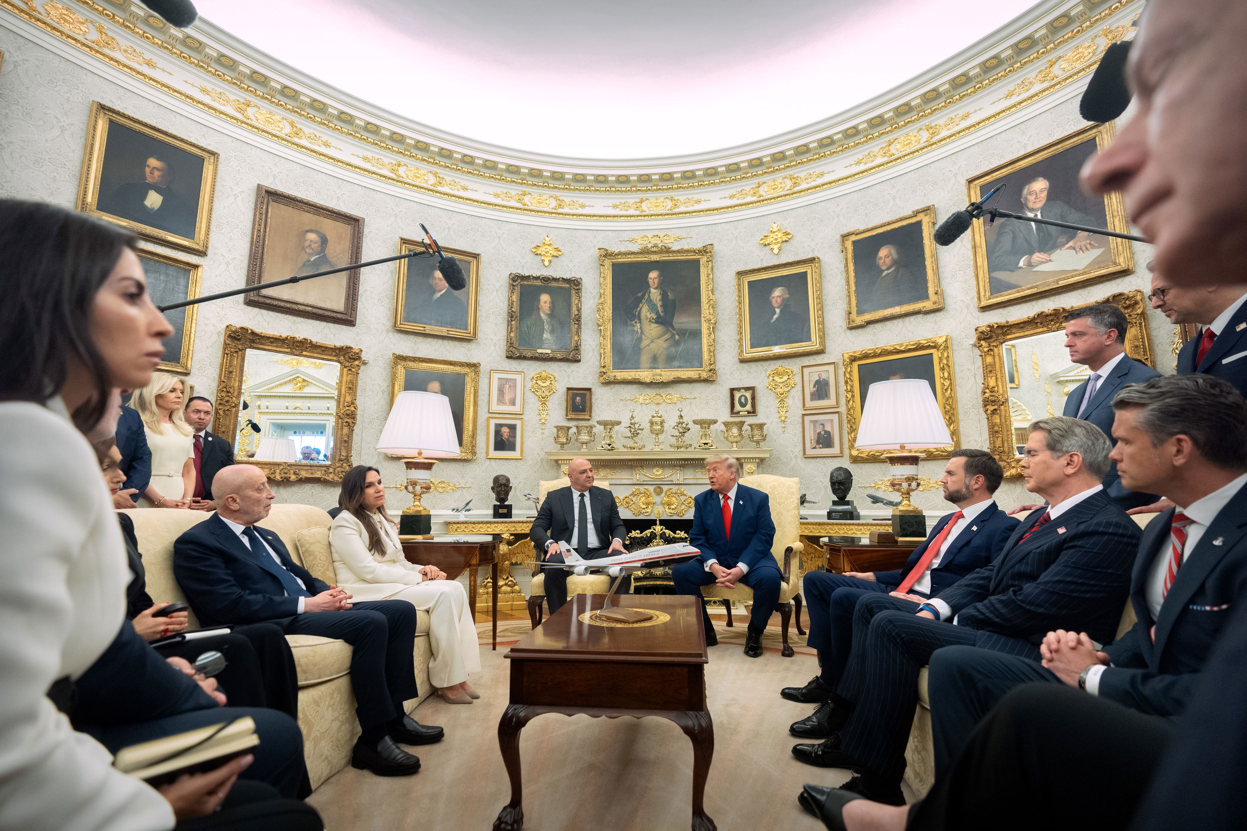 Trump says midterms won’t impact his Iran war plan