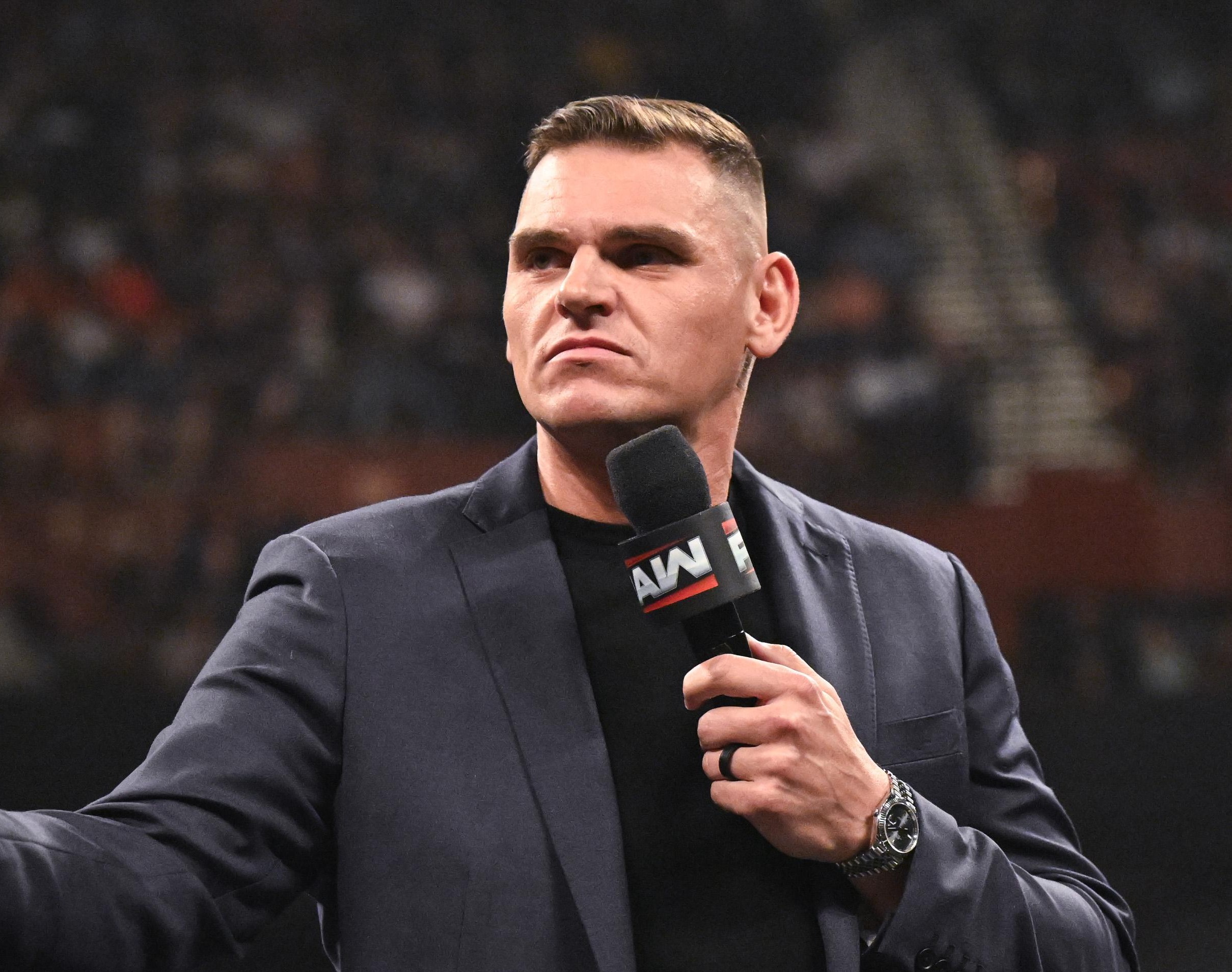 WWE: fan criticato dopo il gesto nazista durante l'ingresso di GUNTHER