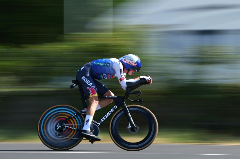 Lipowitz breaks collarbone in Tour de France crash