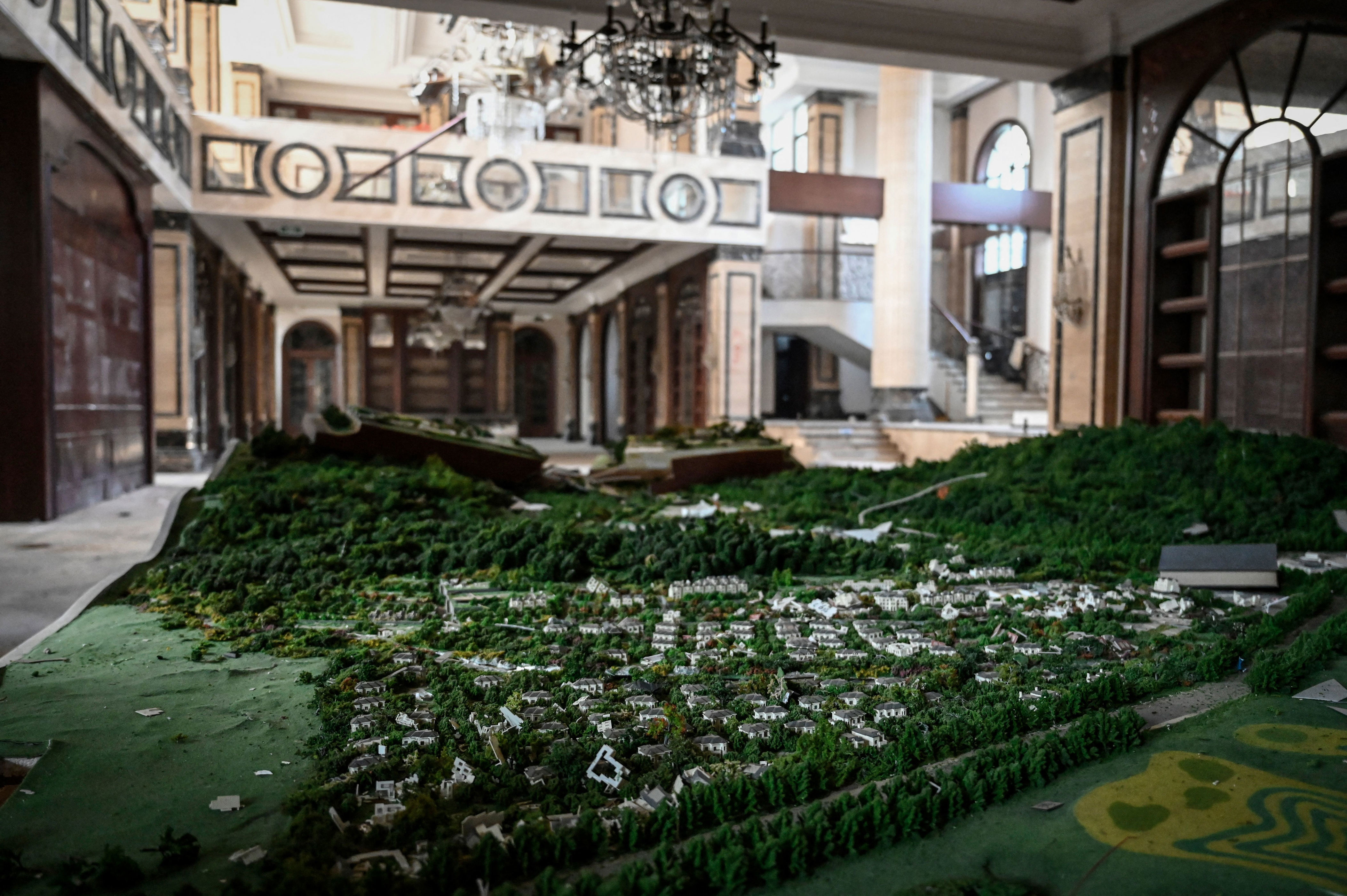 A model of the development is seen in the sales center.