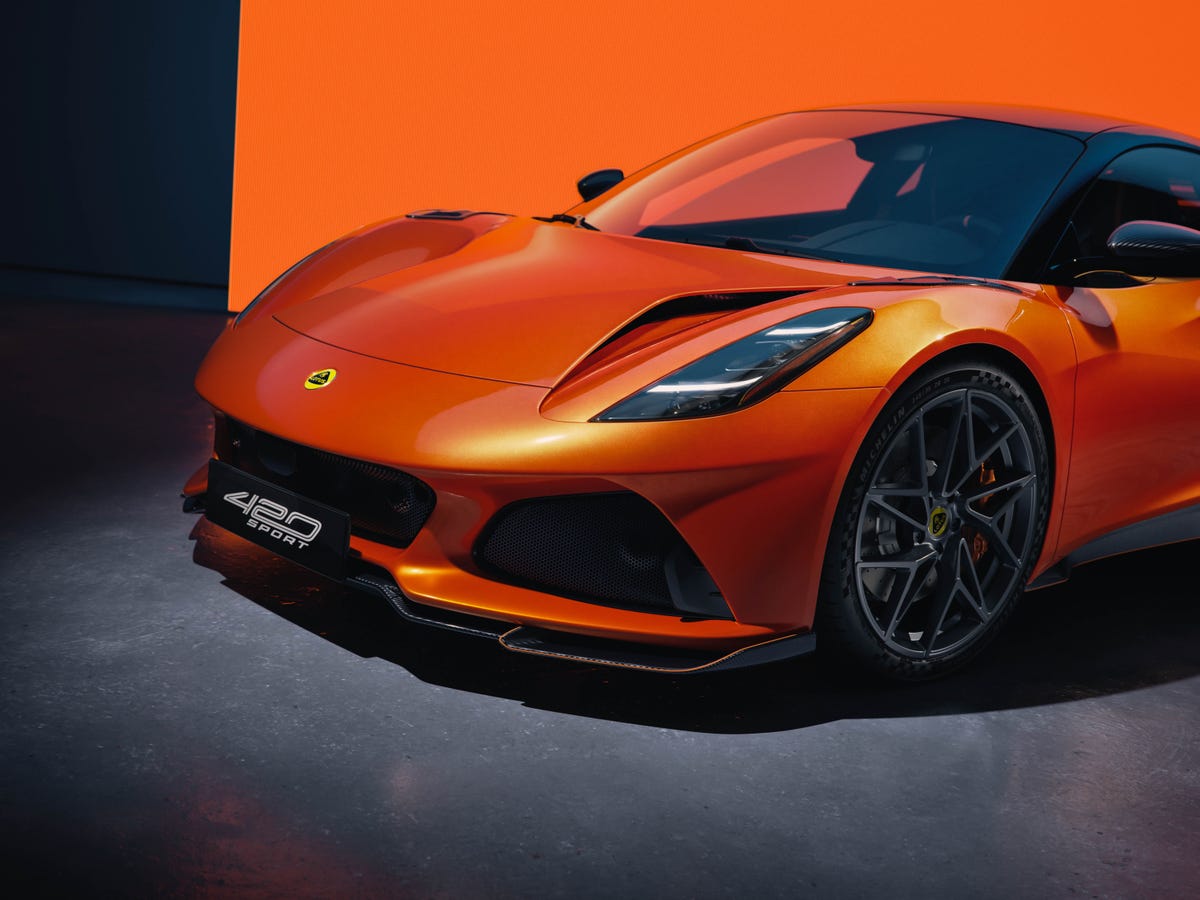 Lotus Emira 420 Sport: Photo Gallery