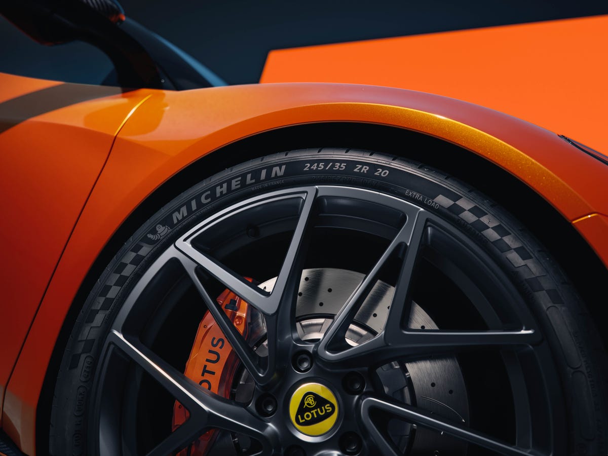 Lotus Emira 420 Sport: Photo Gallery