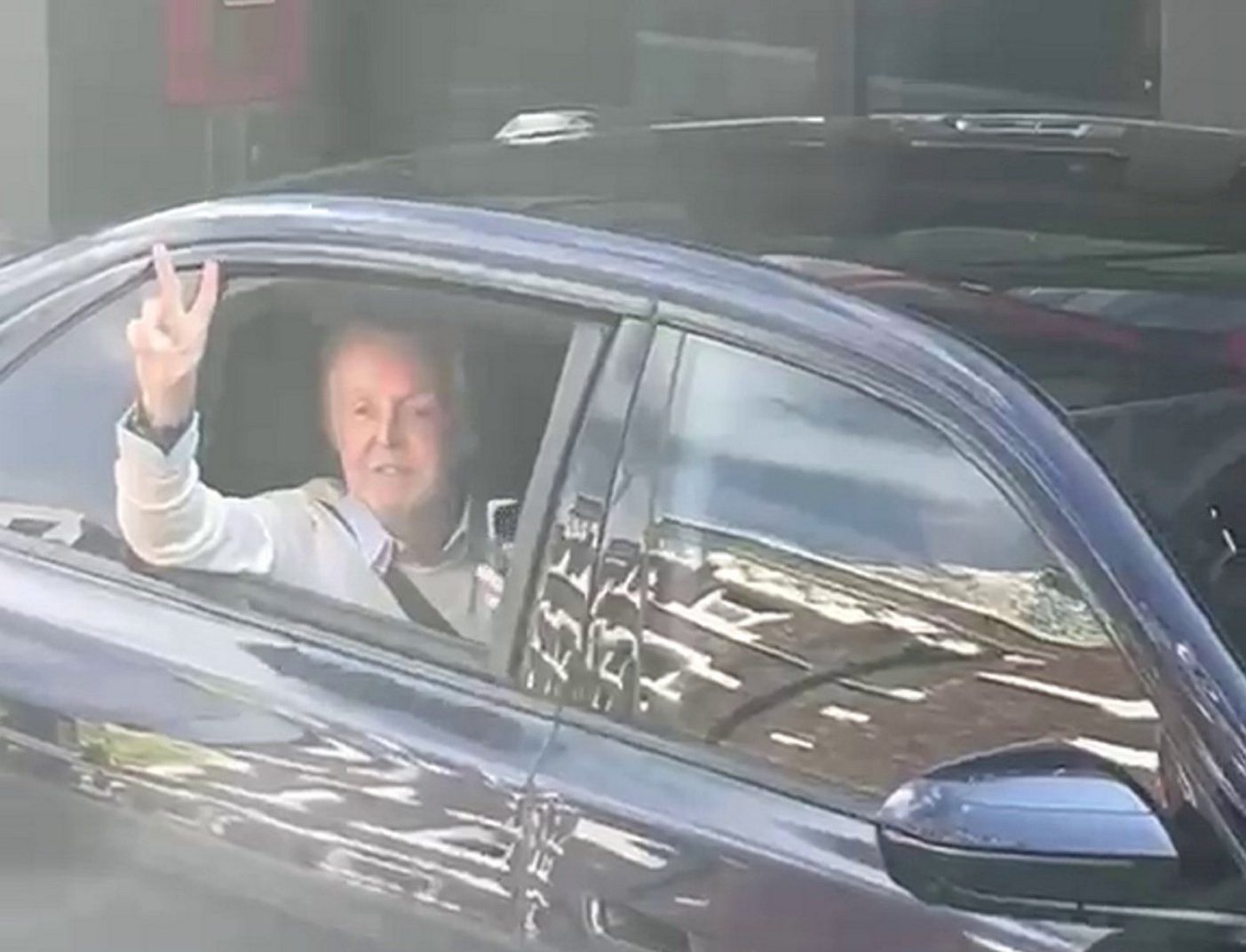 Passengers on Beatles mystery tour bus run into actual Sir Paul McCartney