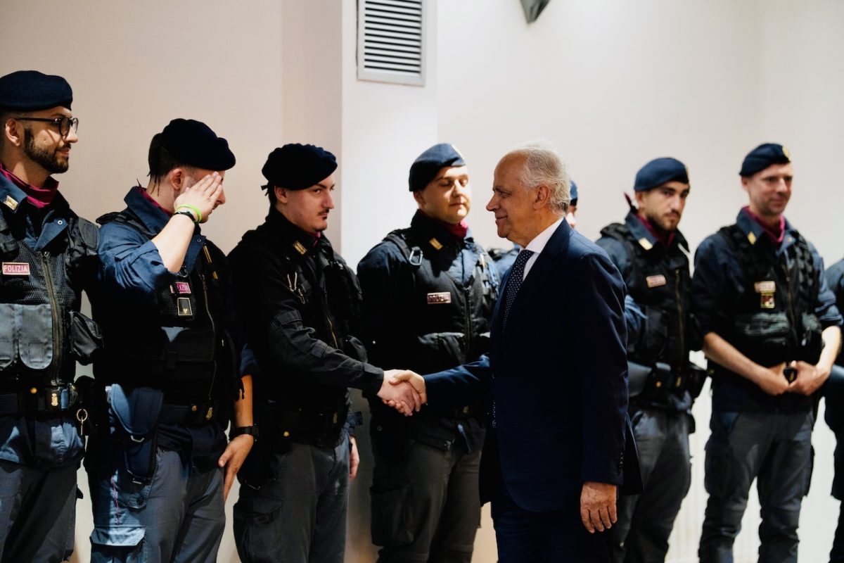 Il ministro dell’Interno Matteo Piantedosi con dei poliziotti (foto Imagoeconomica).