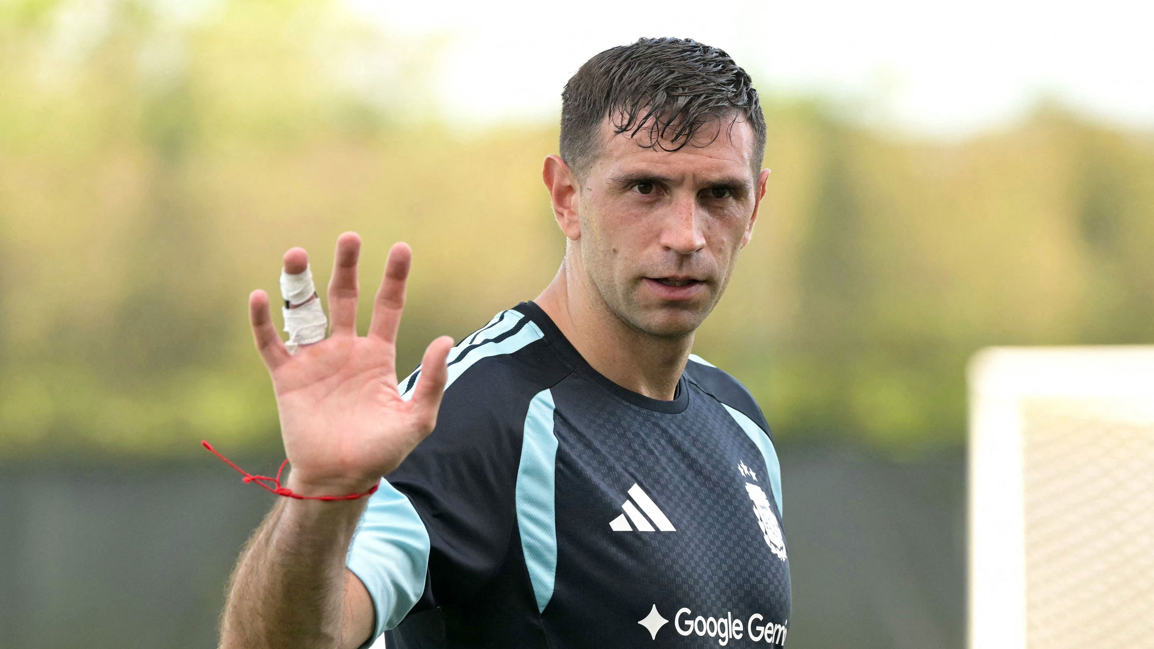 Did what Lionel Messi avoided! Emiliano Martinez sparks controversy over his future and confirms: "The pain cannot be described"