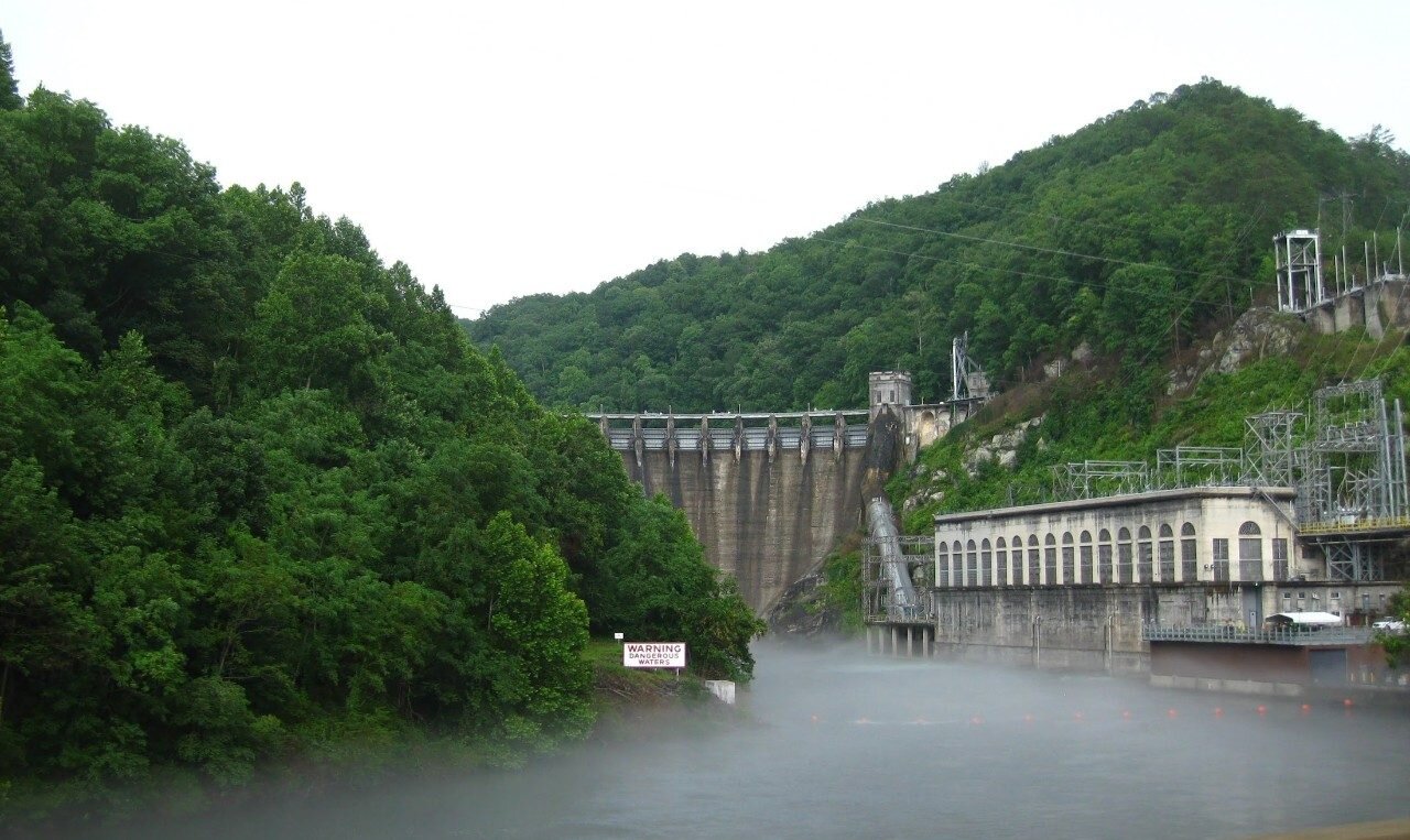 Satellite imagery captures the impact of large US dams on river temperatures over the last decade