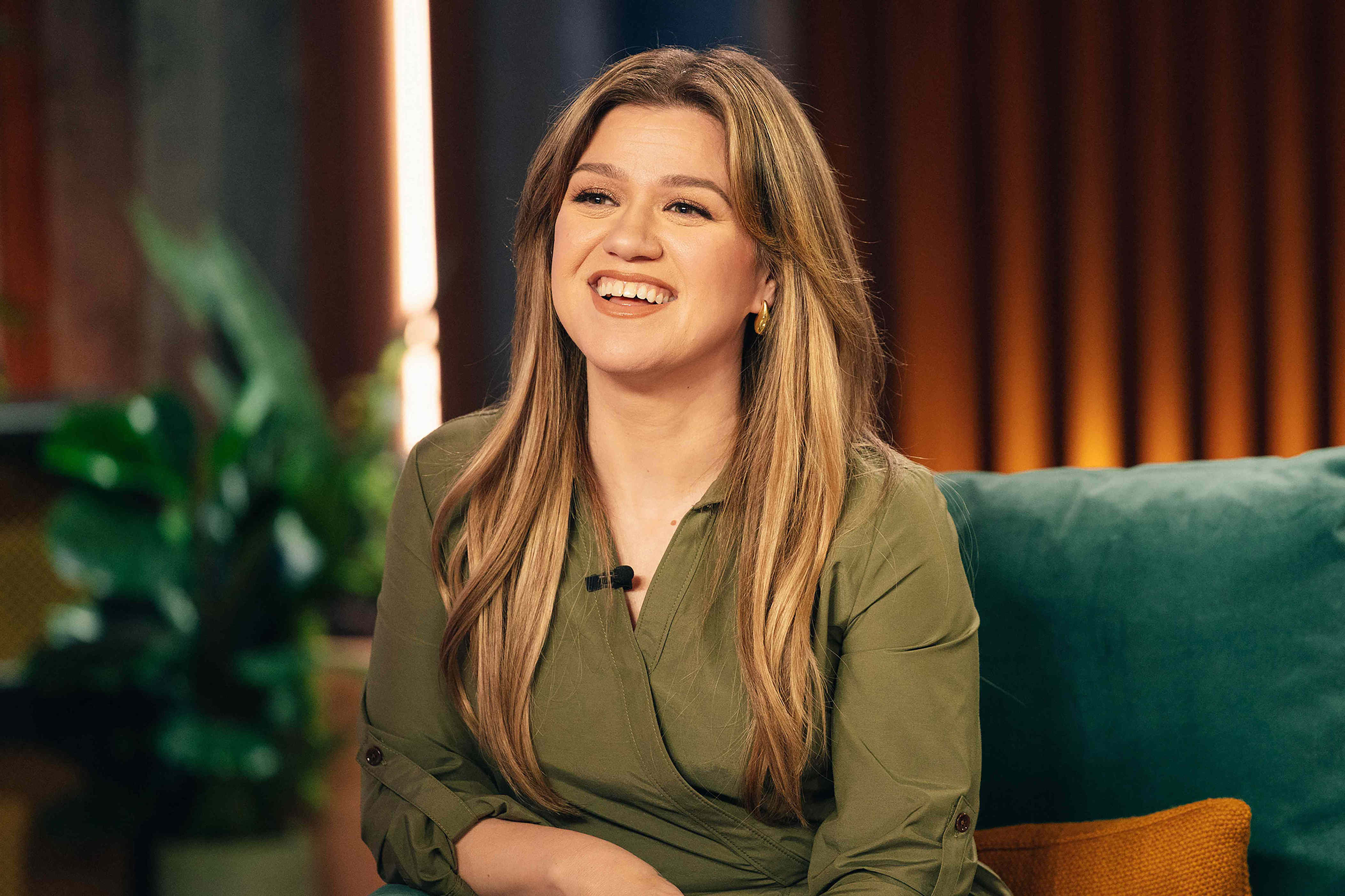 Kelly Clarkson’s legs look miles long in this ultra-wide denim cut — we found an inspired style for $34 at Amazon