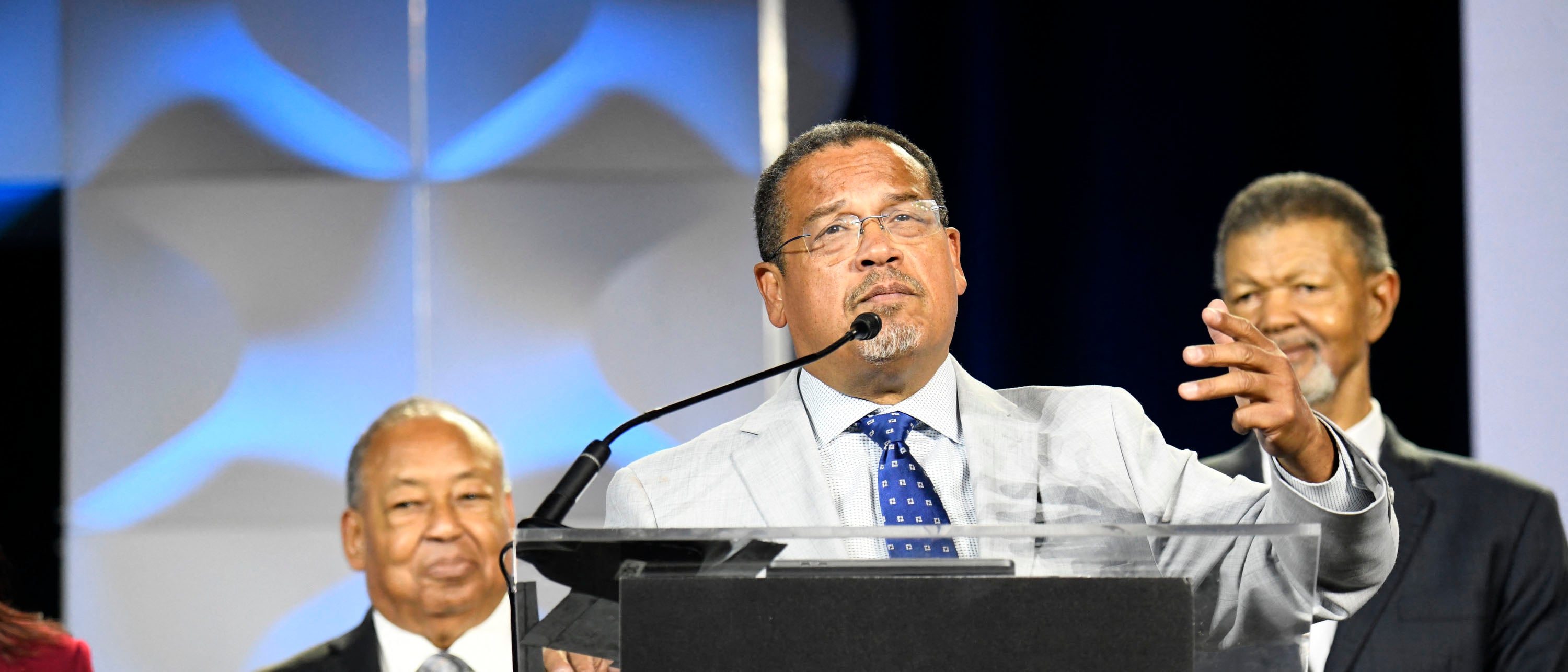 Minnesota Attorney General Keith Ellison heckled at Democratic Party rally