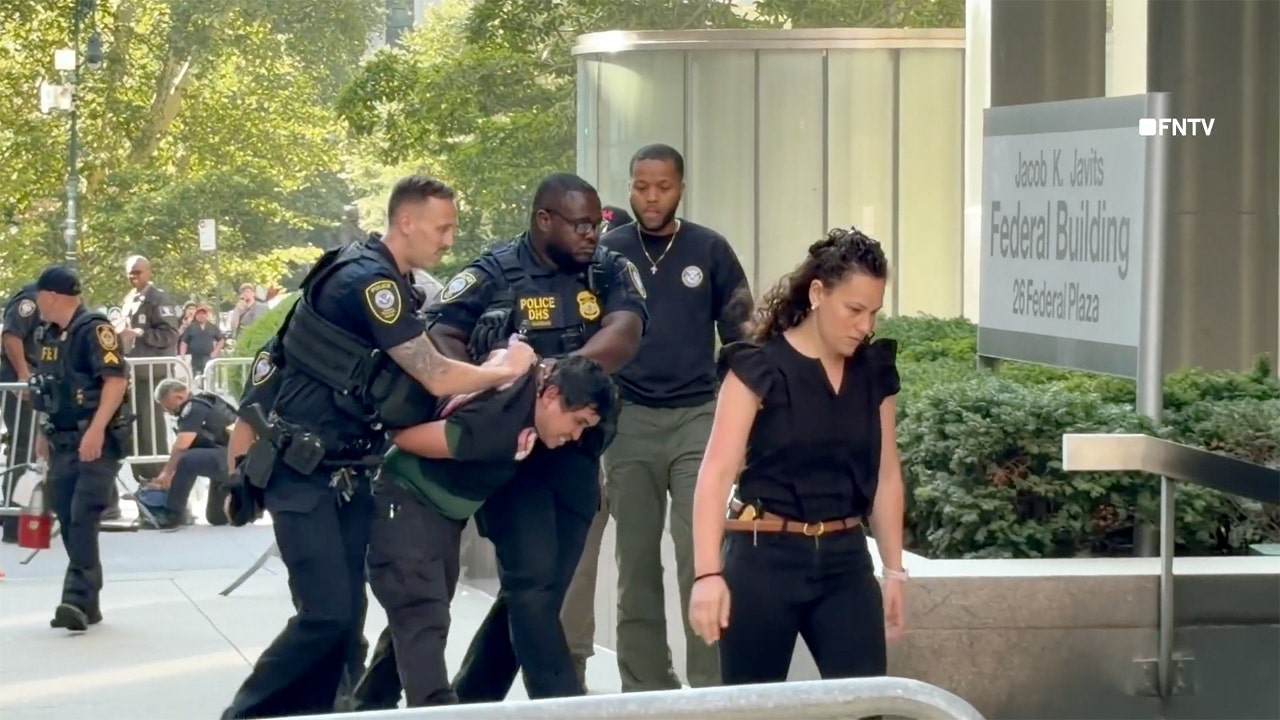 Army veteran faces arson charge after fire attack outside NYC federal building
