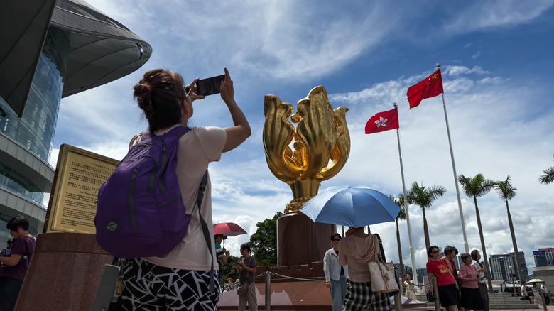 Before You Travel Internationally, Check Out These 5 Tech Tips First