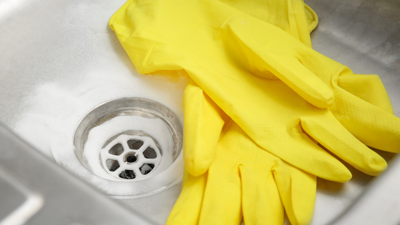 The popular fix for stinky drains that plumbers say to avoid
