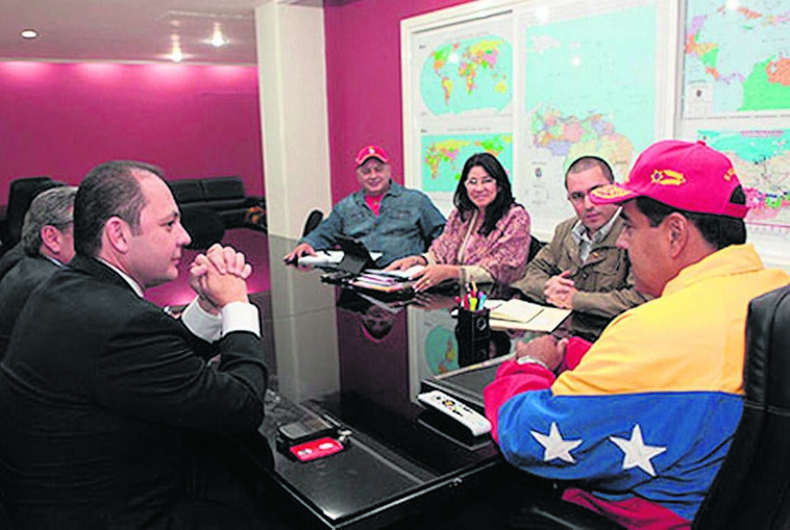 Raúl Gorrín, left, meets with Nicolás Maduro, right. Gorrin is wanted by the U.S.
