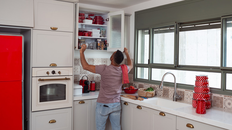 Say goodbye to lazy Susans: An adjustable way to maximize storage space in cabinets