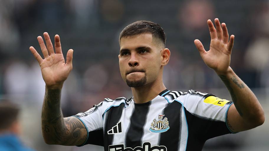 Bruno Guimarães waving.