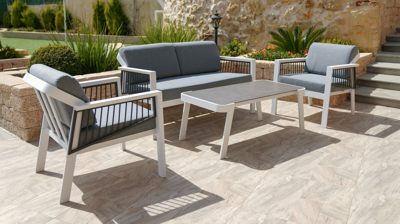 Cast Aluminum Vs Cast Iron Outdoor Furniture: Which Is Best For Your Yard?