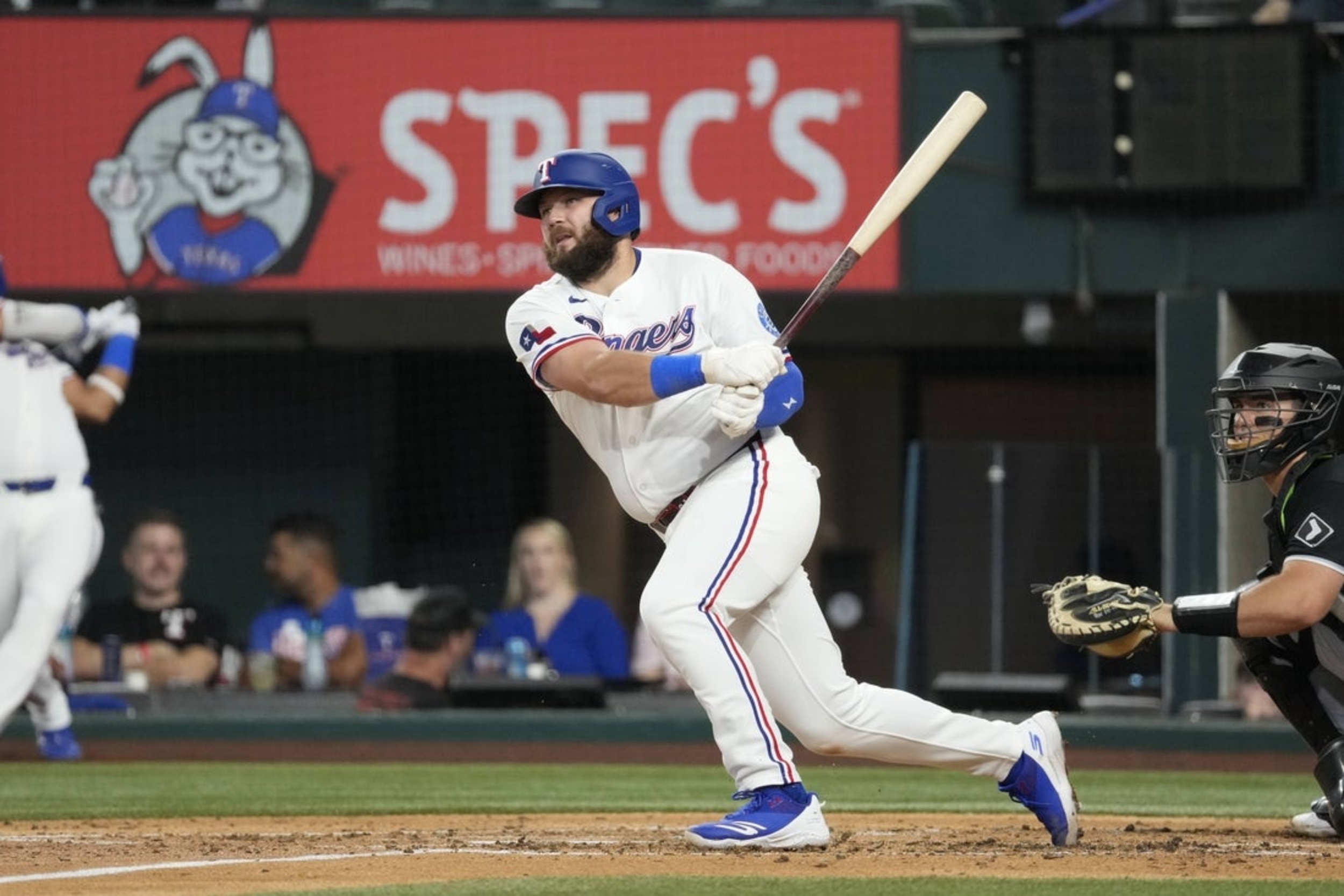 Rangers notch 18 hits in 10-0 victory over White Sox